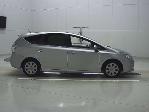 2012 Toyota Prius alpha ZVW41W[2]