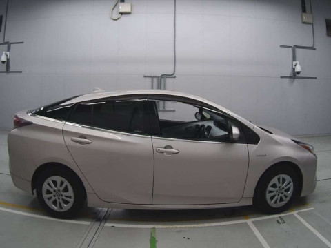 2016 Toyota Prius ZVW50[2]