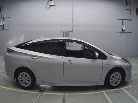 2017 Toyota Prius ZVW50[2]