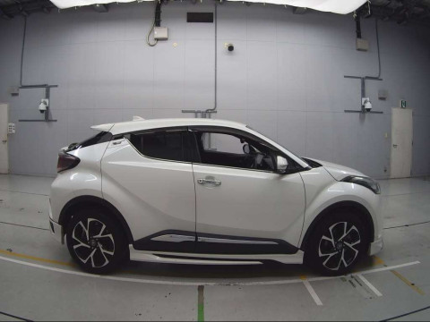 2017 Toyota C-HR NGX50[2]