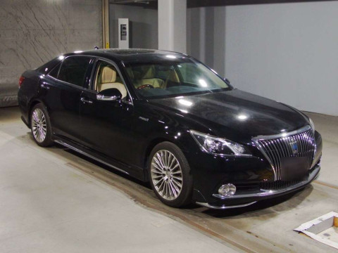 2014 Toyota Crown Majesta GWS214[2]