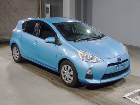 2013 Toyota Aqua NHP10[2]