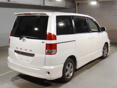 2004 Toyota Noah AZR60G[1]