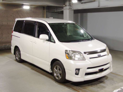 2004 Toyota Noah AZR60G[2]