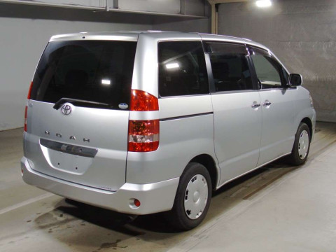 2002 Toyota Noah AZR60G[1]