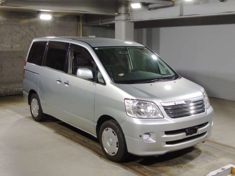 2002 Toyota Noah AZR60G[2]