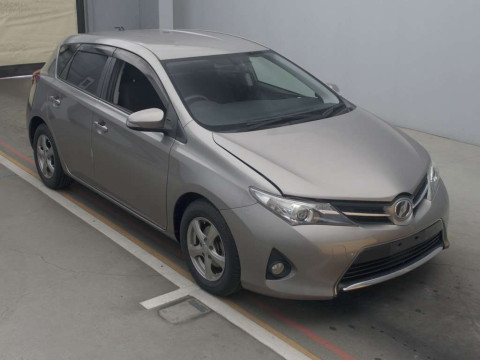 2013 Toyota Auris NZE181H[2]