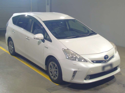 2013 Toyota Prius alpha ZVW40W[2]