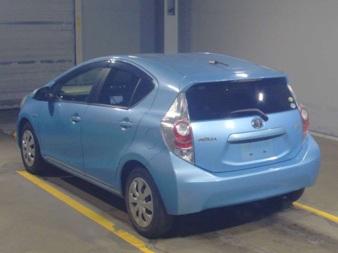 2013 Toyota Aqua NHP10[2]