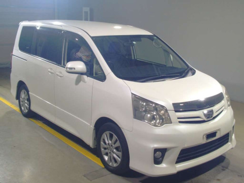 2012 Toyota Noah ZRR70W[1]