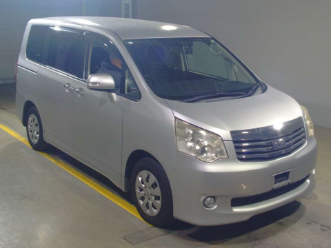 2013 Toyota Noah ZRR70G[2]