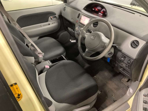 2005 Toyota Sienta NCP81G[2]