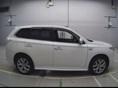 2013 Mitsubishi Outlander PHEV GG2W[2]