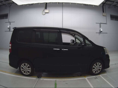 2012 Toyota Noah ZRR70W[2]