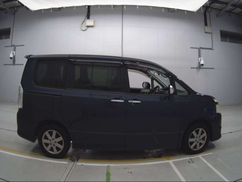 2010 Toyota Voxy ZRR70W[2]