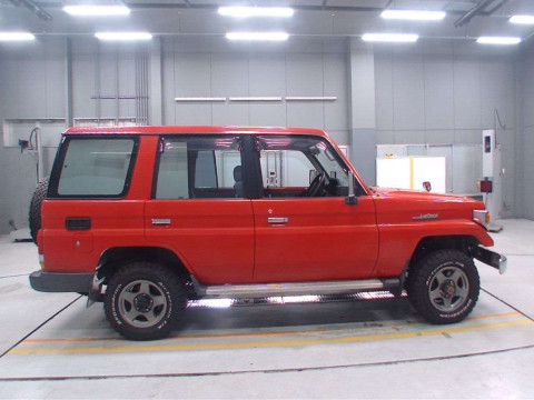 2001 Toyota Landcruiser 70 HZJ76V[2]