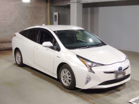 2017 Toyota Prius ZVW50[2]