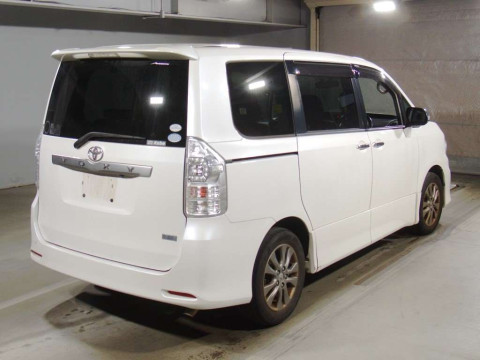 2011 Toyota Voxy ZRR70W[1]