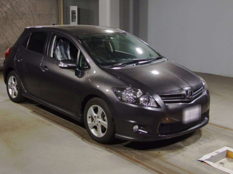 2010 Toyota Auris ZRE152H[2]