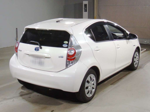 2014 Toyota Aqua NHP10[1]