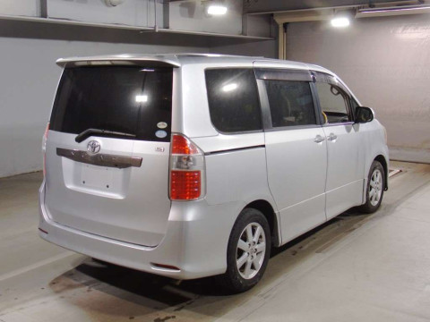 2010 Toyota Noah ZRR70W[1]