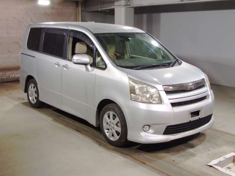 2010 Toyota Noah ZRR70W[2]