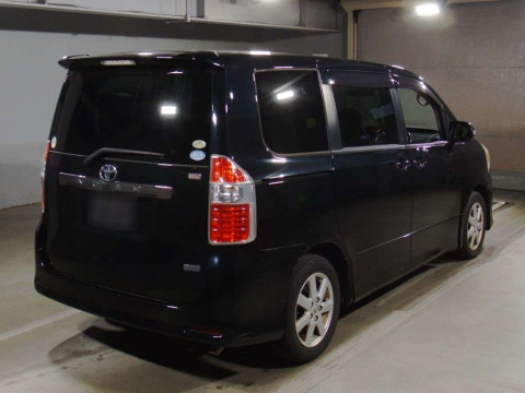 2010 Toyota Noah ZRR70W[1]