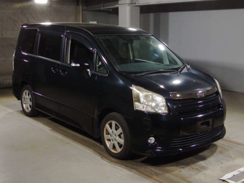 2010 Toyota Noah ZRR70W[2]