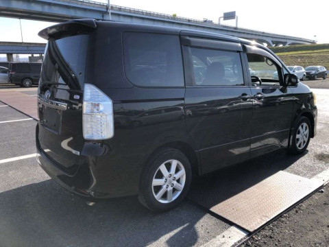 2007 Toyota Noah ZRR70W[1]