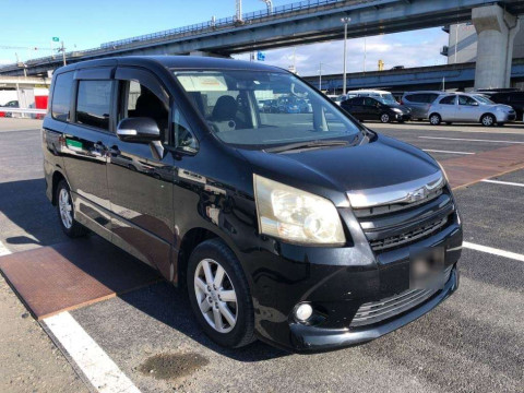 2007 Toyota Noah ZRR70W[2]