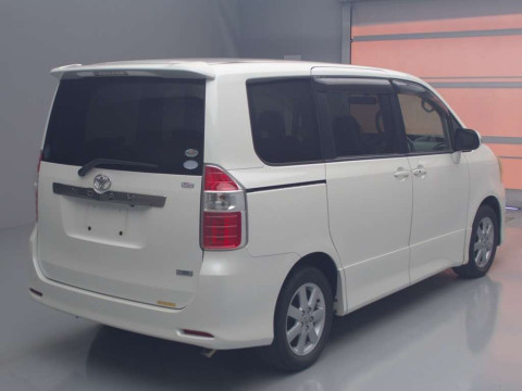 2008 Toyota Noah ZRR70W[1]