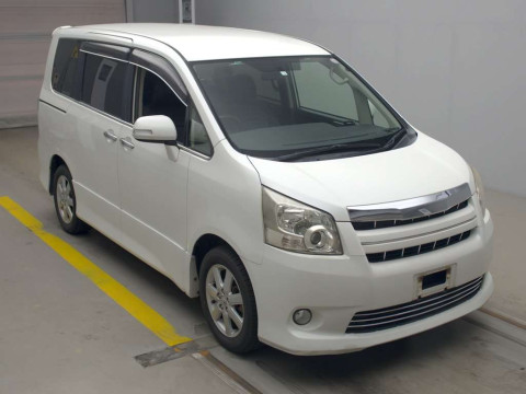 2008 Toyota Noah ZRR70W[2]