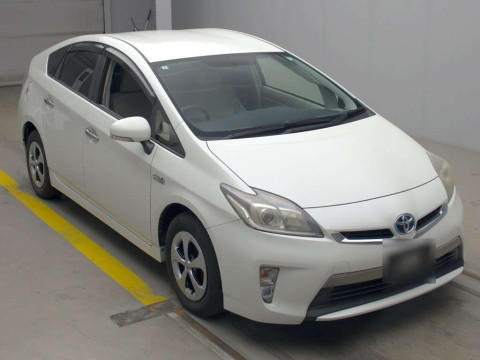 2013 Toyota Prius PHV ZVW35[2]