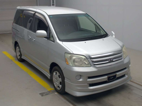 2006 Toyota Noah AZR60G[2]