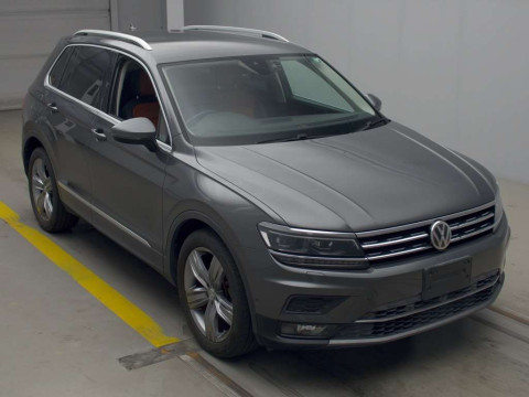 2018 Volkswagen Tiguan 5NCZE[2]