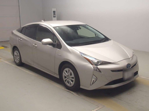 2017 Toyota Prius ZVW50[2]