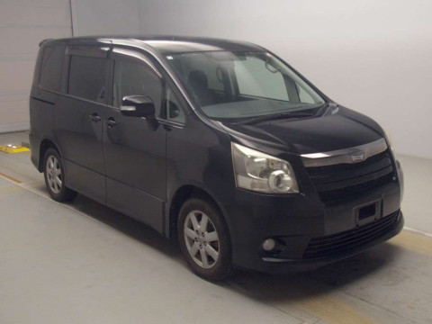 2008 Toyota Noah ZRR70W[2]