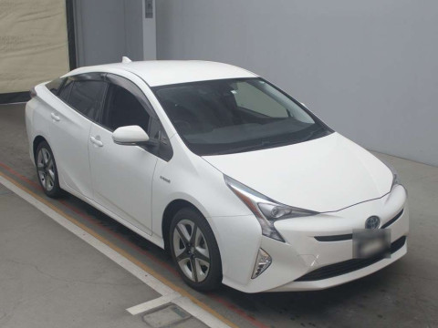 2016 Toyota Prius ZVW55[2]