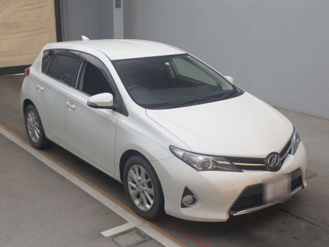 2013 Toyota Auris ZRE186H[2]