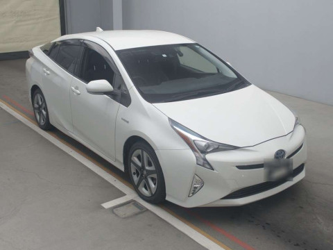 2017 Toyota Prius ZVW50[2]