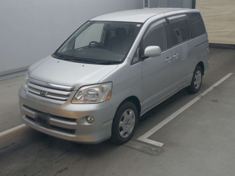 2004 Toyota Noah AZR60G[0]