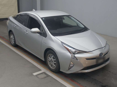 2016 Toyota Prius ZVW50[2]