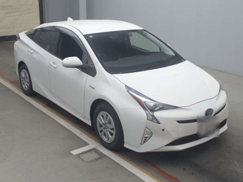 2017 Toyota Prius ZVW50[2]