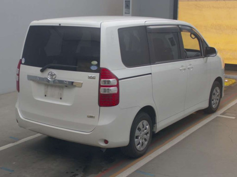 2010 Toyota Noah ZRR70G[1]