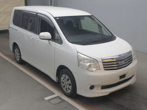 2010 Toyota Noah ZRR70G[2]