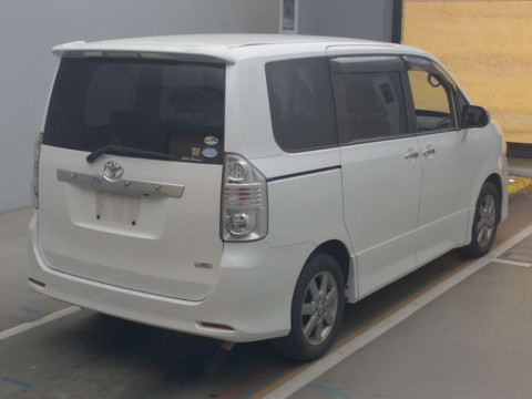 2009 Toyota Voxy ZRR70W[1]