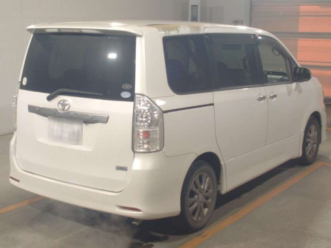 2011 Toyota Voxy ZRR70W[1]