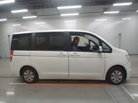 2013 Honda Step WGN RK1[2]