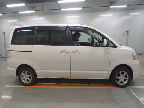 2006 Toyota Voxy AZR65G[2]