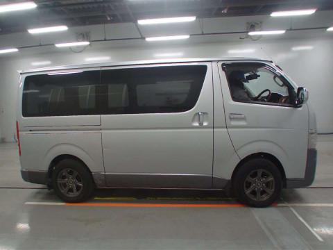 2005 Toyota Regiusace Van TRH200V[2]